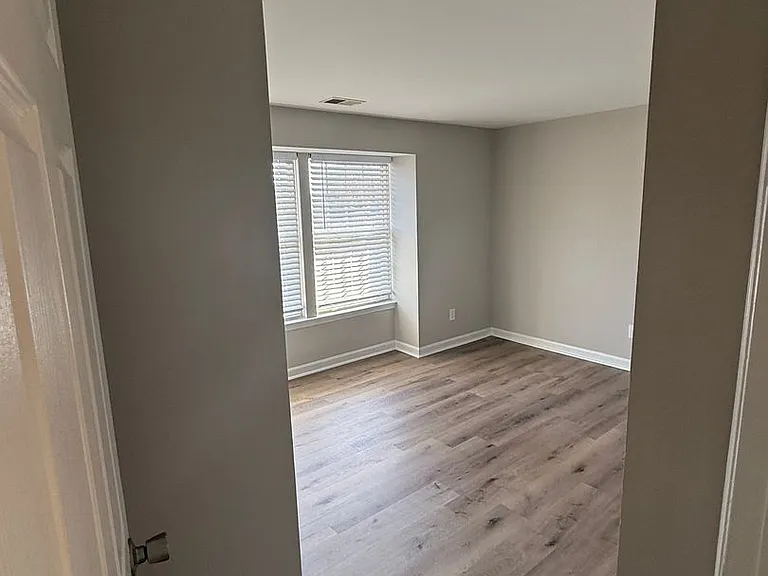 1604 Arlyn Cir #J — Photo 17