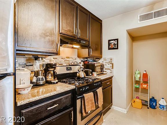 4th image of 1028 King Richard Ave