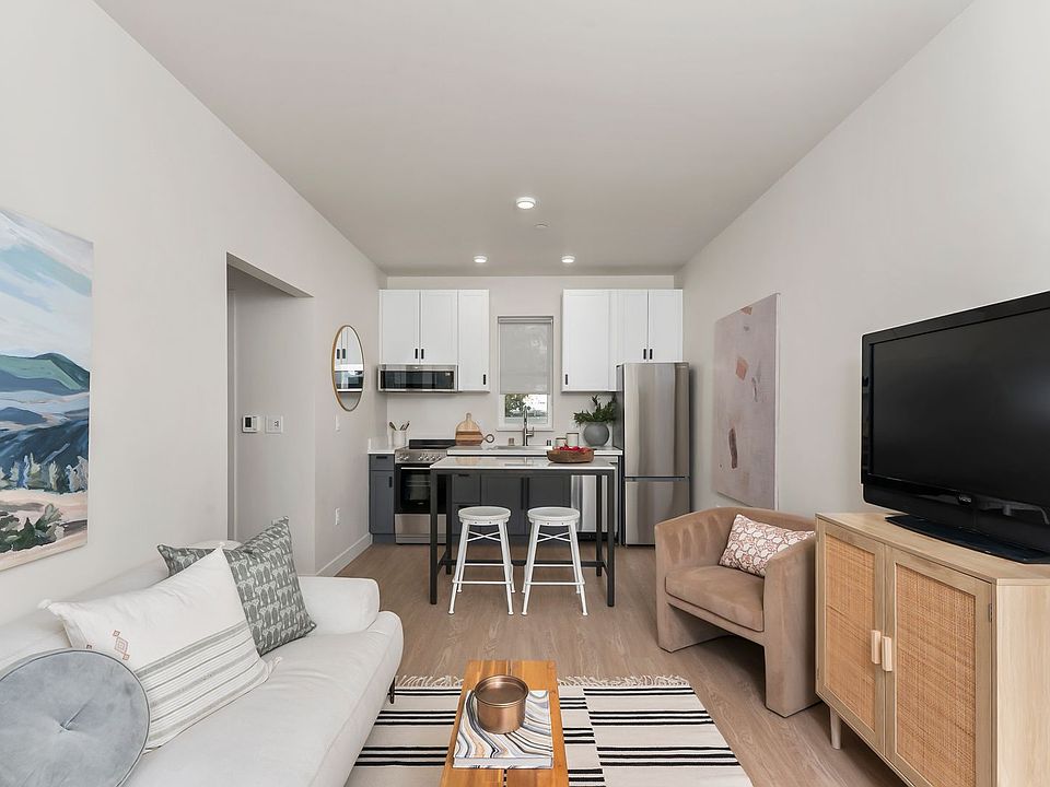 1st image of 216 13th St #101