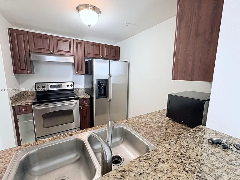2600 SW 27th Ave #1004 — Photo 4