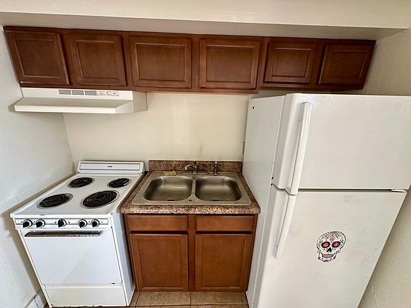 3rd image of 1225 W Freeman St #13