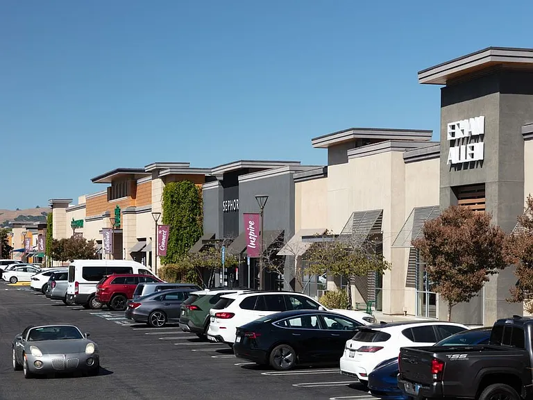 Located 3 miles from shopping at Persimmon Place