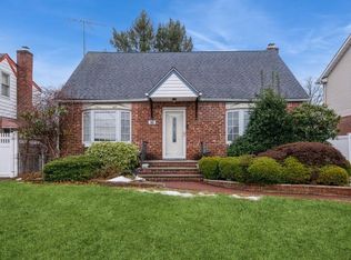 899 Oaks Dr, Franklin Square, NY 11010