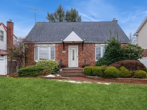 899 Oaks Drive, Franklin Square, NY 11010