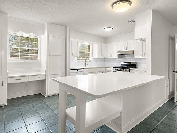 5th image of 1412 Pecan St