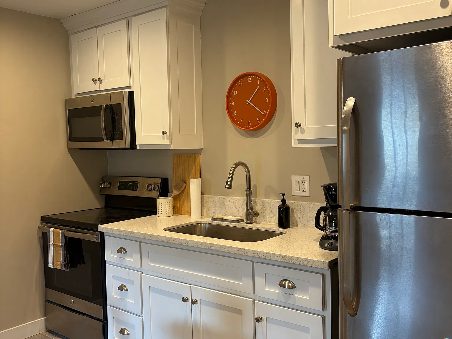 Studio, 400 sqft, $1,800 — Photo 2