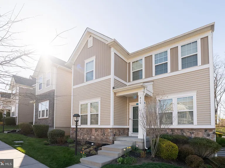 610 Kent Ct — Photo 2