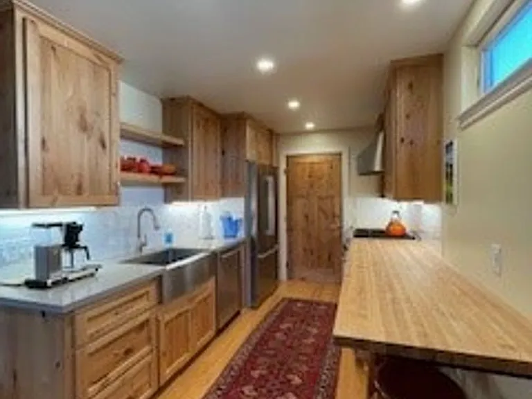 481 Hillview St — Photo 3