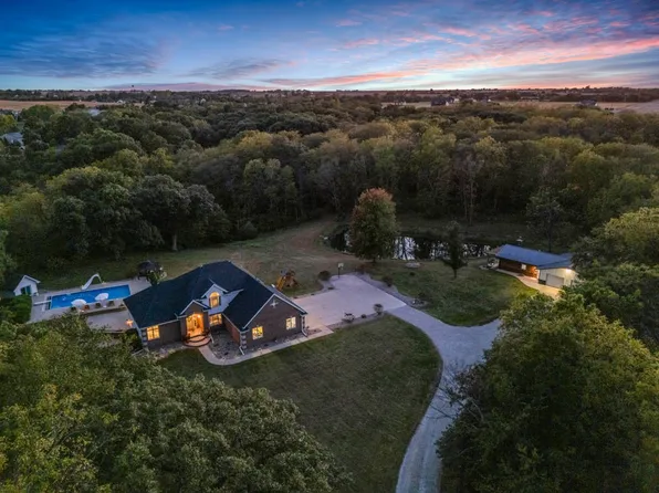7585 NE Bluff Dr, Bondurant, IA 50035