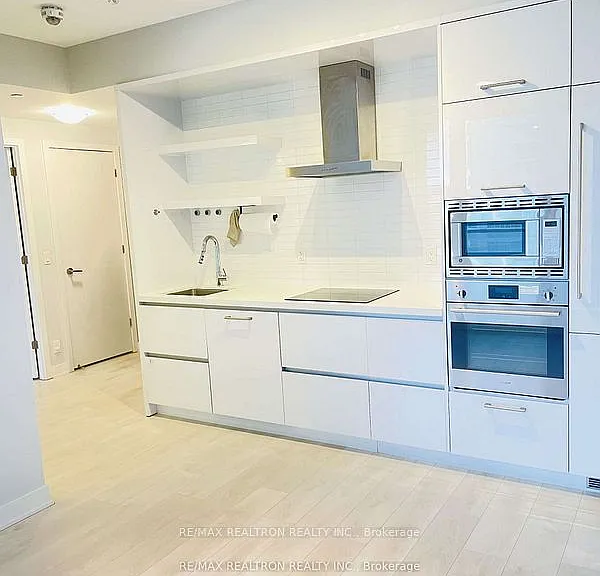 2221 Yonge St #1007 — Photo 2