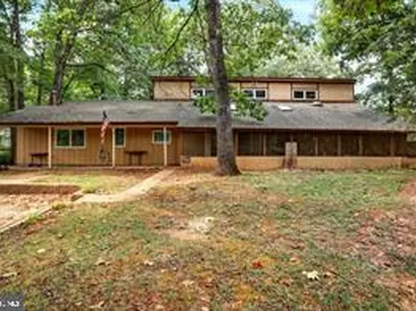 102 Middle Cross Trl, Harpers Ferry, WV 25425