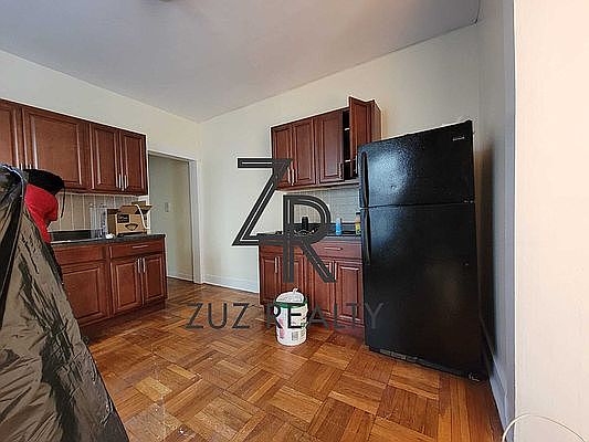 2nd image of 552 Parkside Ave #C6