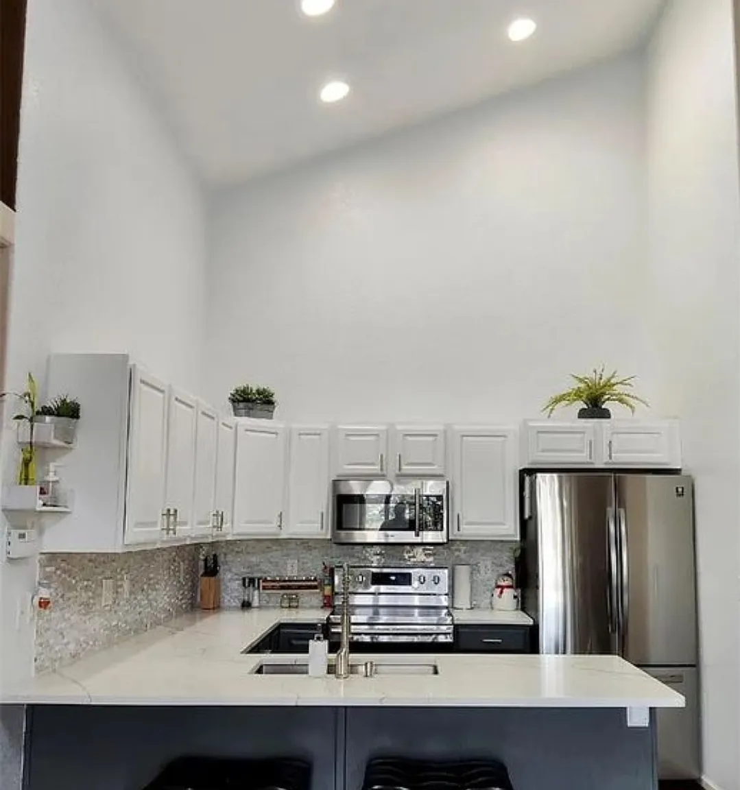 3 bed, 2302 sqft, $2,890 — Photo 4