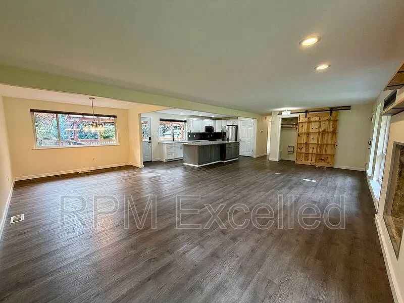 5 bed, 3.0 bath, 3000 sqft, $4,700 — Photo 4