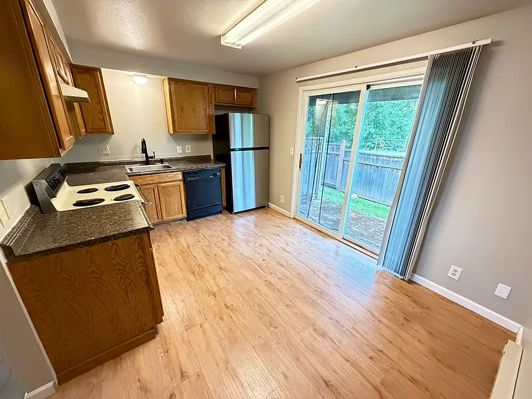 177 W C St #6 — Photo 9
