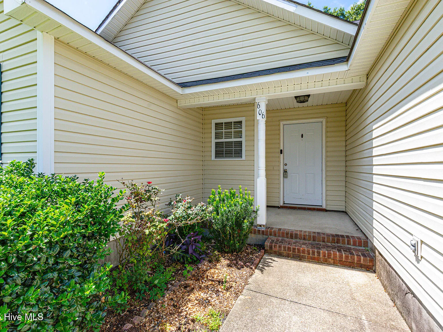 3 bed, 2.0 bath, 1300 sqft, $1,450 — Photo 3