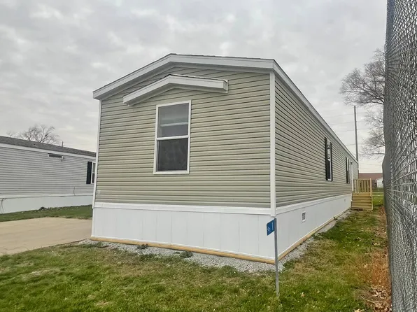 107 S 6th St #1, Kalona, IA 52247