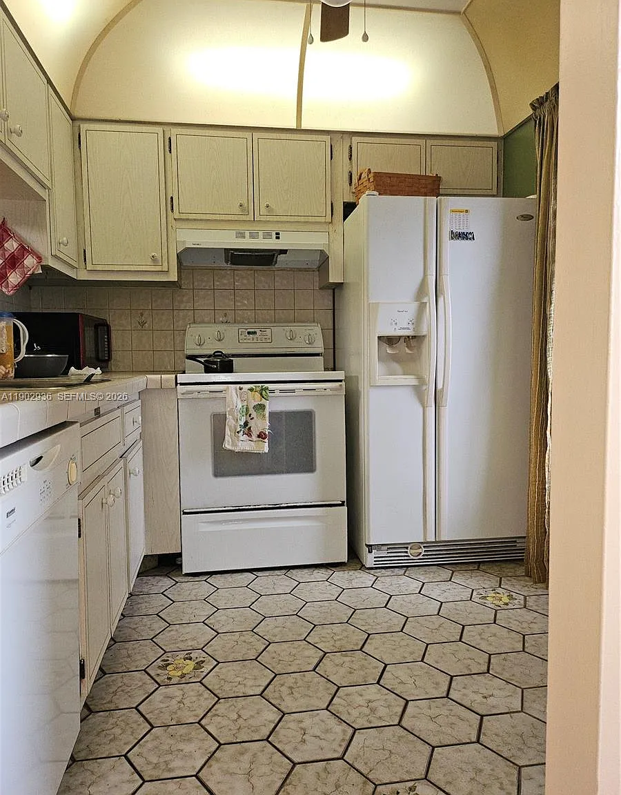 Kahlua Gardens Condo — Photo 2