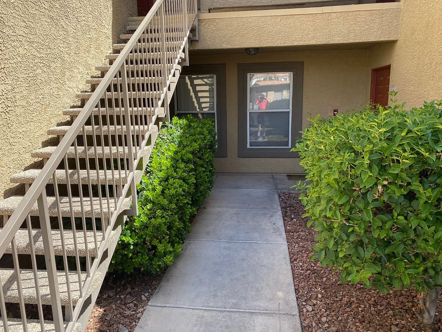SE Gated!! 1 Bedroom 1st Floor!! One Car Garage Community Pool, Spa, Clubhouse All tile floors!! — Photo 3