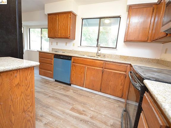 5th image of 4012 Rocky Point Dr