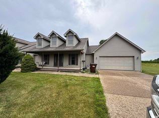 703 Glenhill Rd, Taylorville, IL 62568