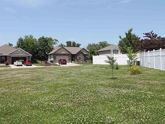 5th image of 718 Katy Cir