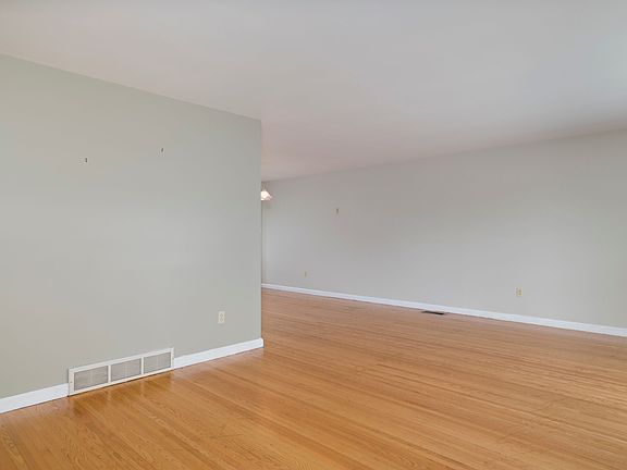 3rd image of 6 Woodmere Dr