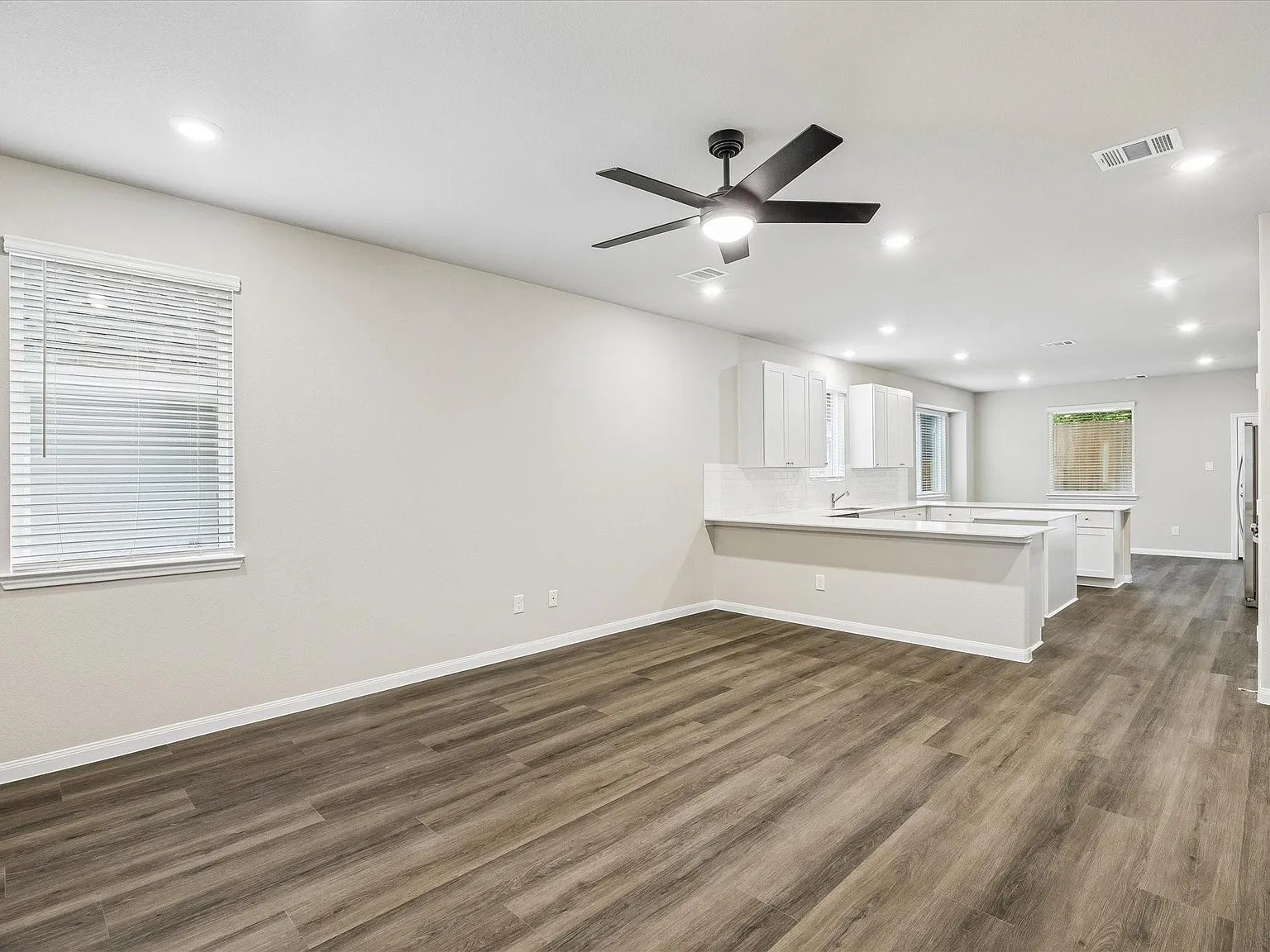 4 bed, 2.5 bath, 2622 sqft, $2,600 — Photo 4