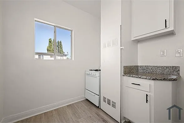 Studio, 450 sqft, $2,041 — Photo 3