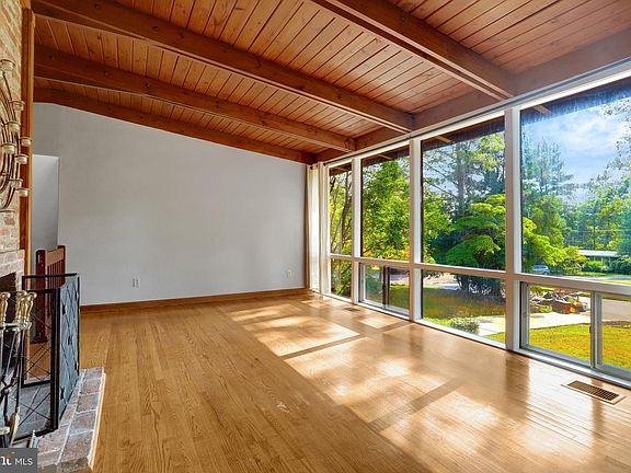 3rd image of 3020 Pine Spring Rd