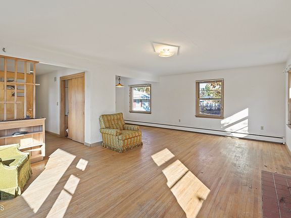5th image of 920 3rd Ave W