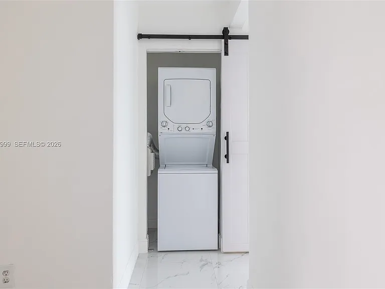 979 SW 10th St #4 — Photo 9