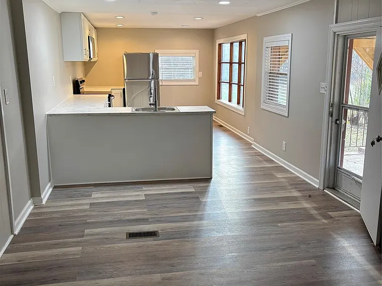 242 John C Rd — Photo 4