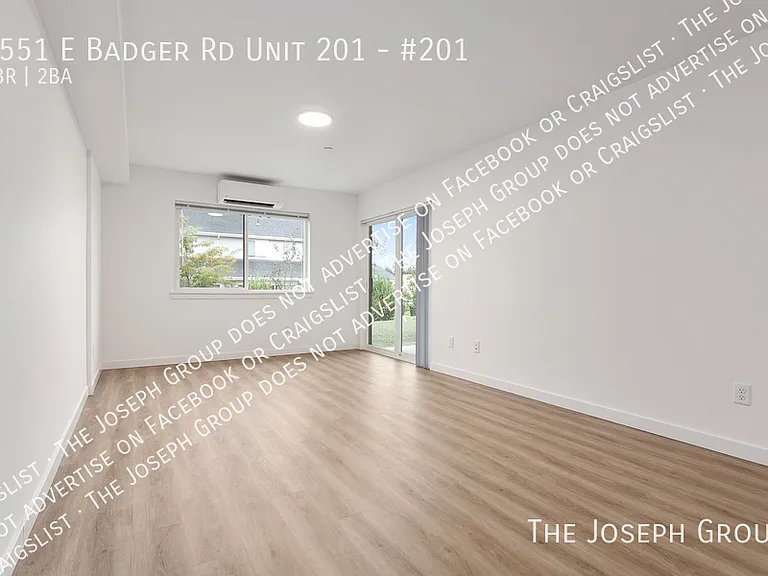 Town's Edge Apartments - 1555 E Badger Rd — Photo 16