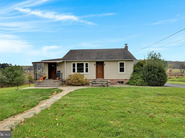 946 Deturksville Rd, Pine Grove, PA 17963