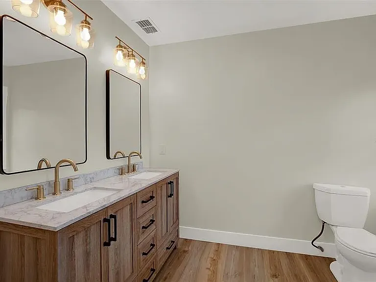1352 Parkwood St — Photo 8