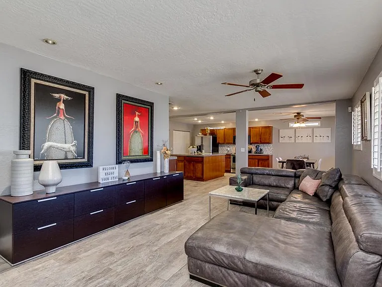 318 E Butler Dr — Photo 22