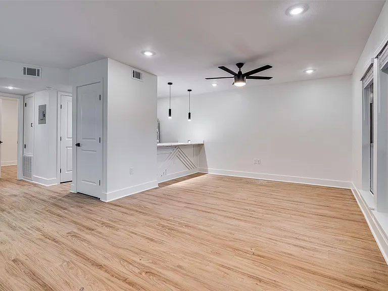 202 E 45th St #205 — Photo 2
