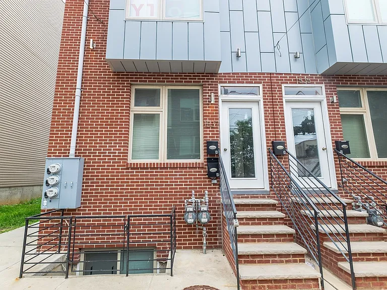 1537 Ogden St — Photo 2