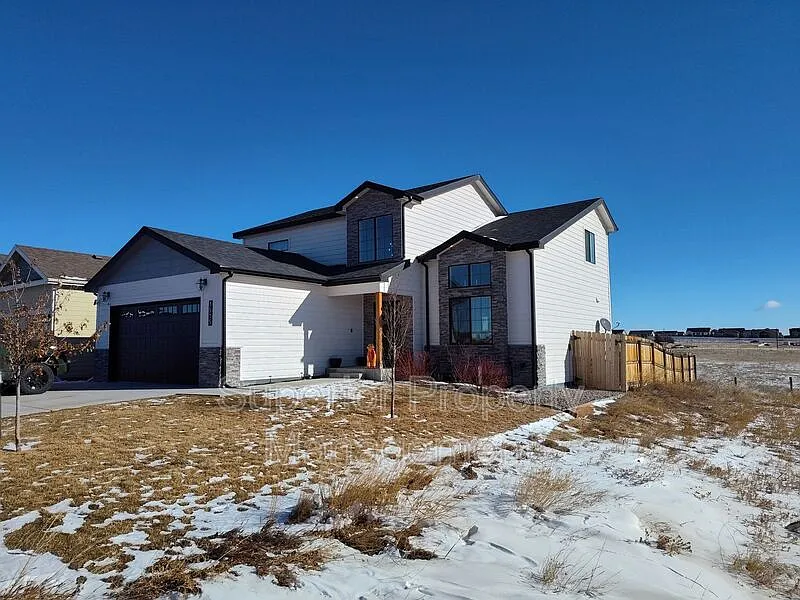 4 bed, 3.5 bath, 3067 sqft, $2,975 — Photo 2
