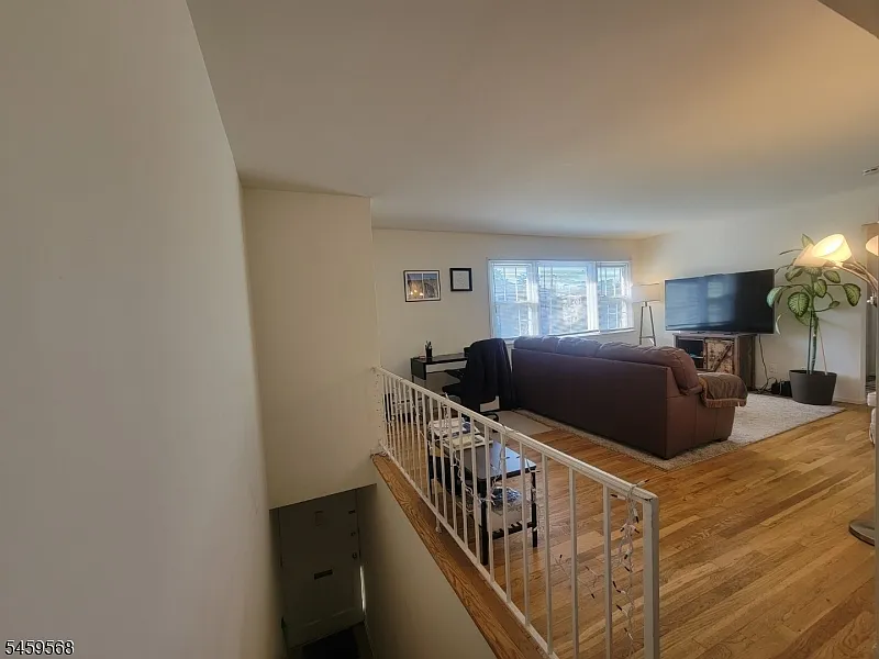 1 bed, 1.0 bath, $2,100 — Photo 2