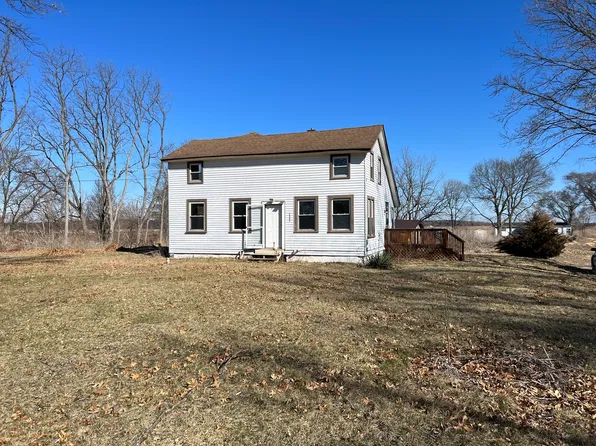 5597 E Boy Scout Rd, Saint Anne, IL 60964