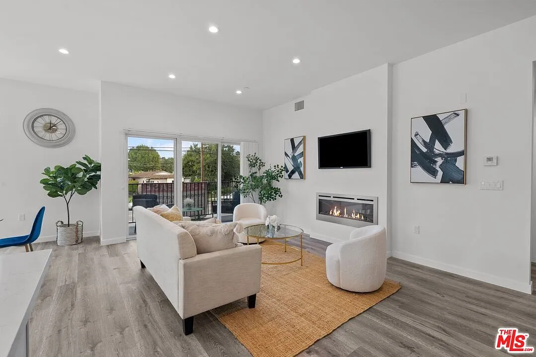 3 bed, 3.0 bath, 1550 sqft, $5,000 — Photo 3
