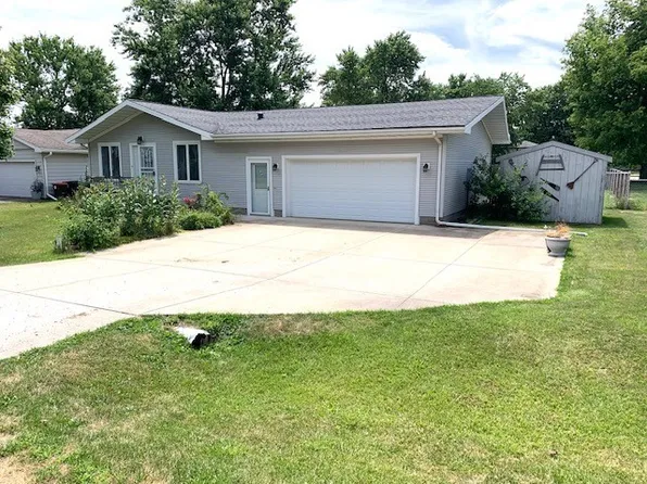 4 Thomas Ct, Wapella, IL 61777
