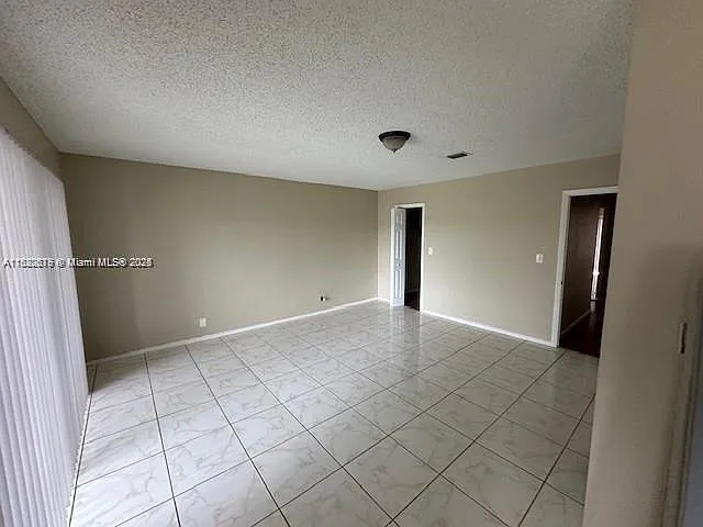3 bed, 2.5 bath, 1179 sqft, $2,350 — Photo 3