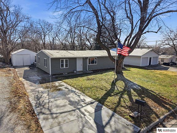 4th image of 1922 Donald St