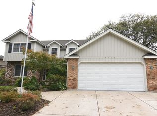 3015 Stonebrook Rd, Lisle, IL 60532