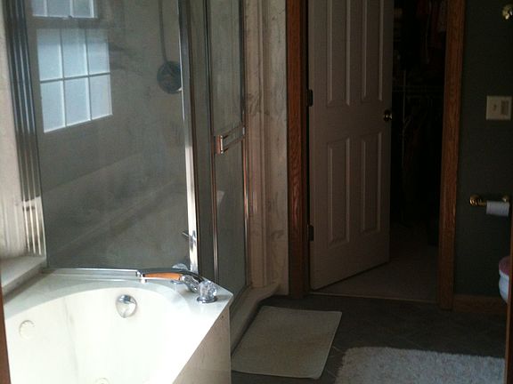 Master Bath w Jaccuzzi tub