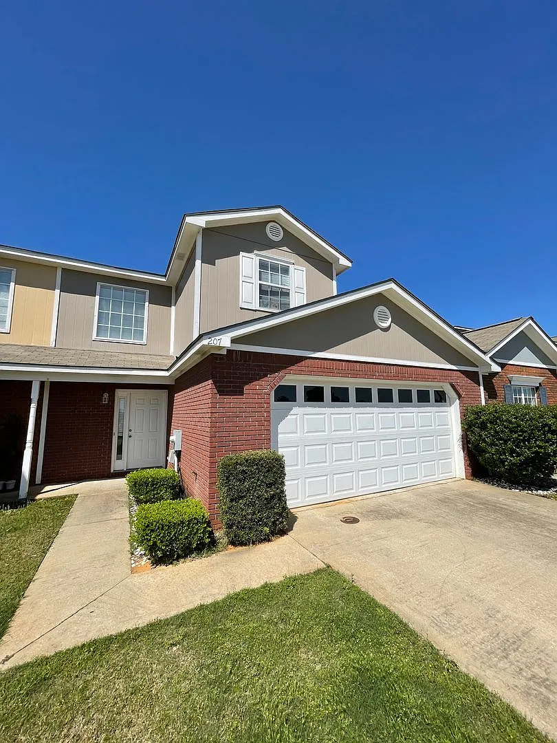 Wakefield Subdivision - Double Garage! Granite Countertops. — Photo 1