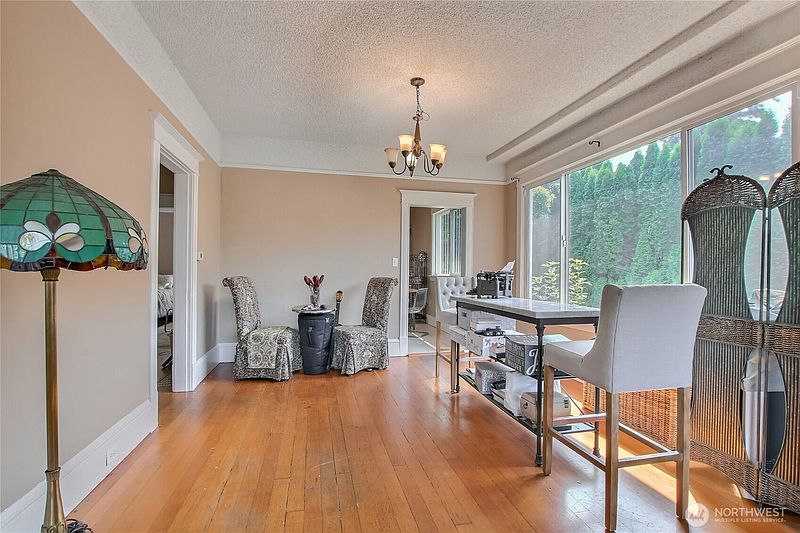 3rd image of 916 23rd Avenue S